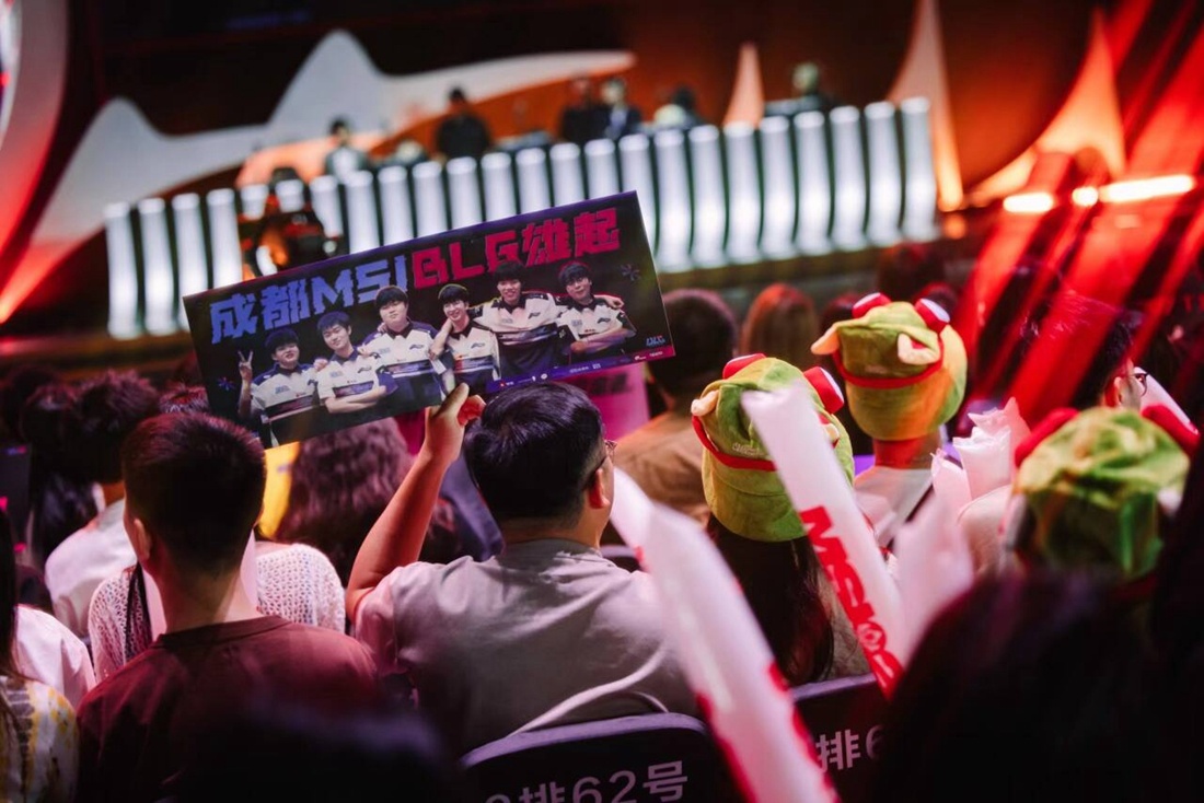 又是翻中翻！老FPX三C龙魂团强杀薇恩逆转 Doinb队击败Uzi队